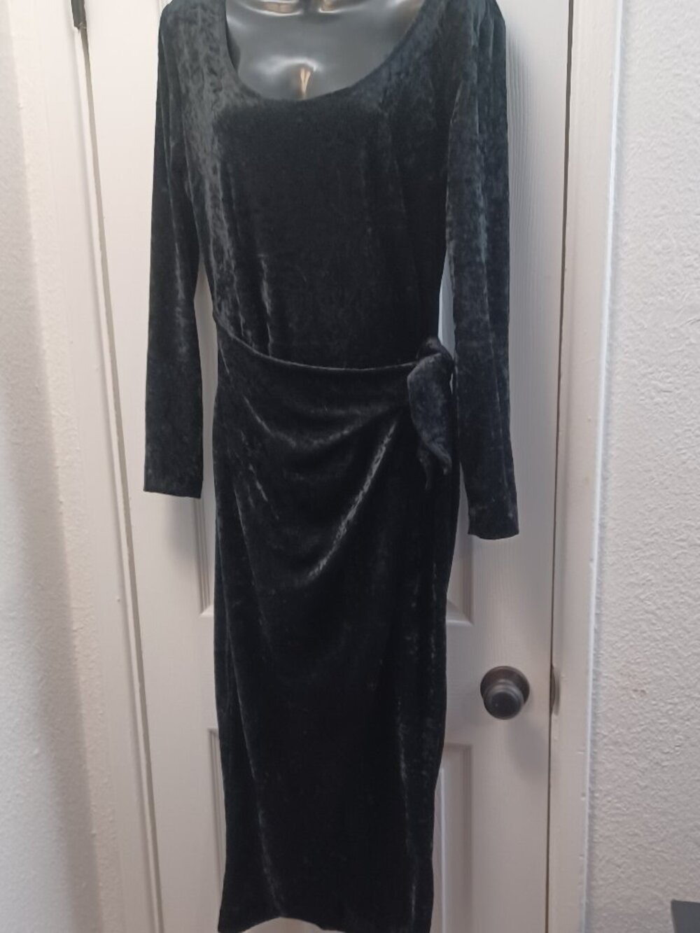 "All That Jazz" 🪊 vintage Black velvet midi dress